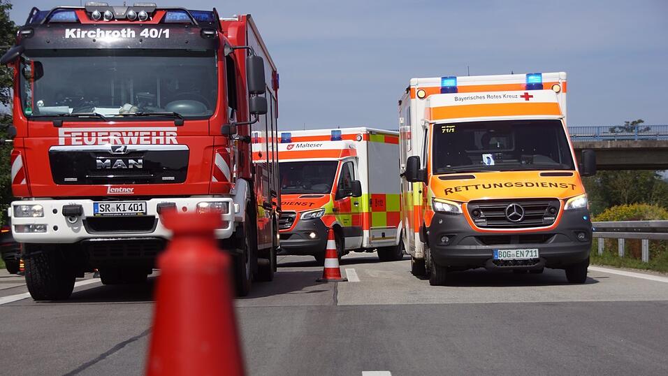 Die Feuerwehr Kirchroth und fünf Rettungswagen waren vor Ort.