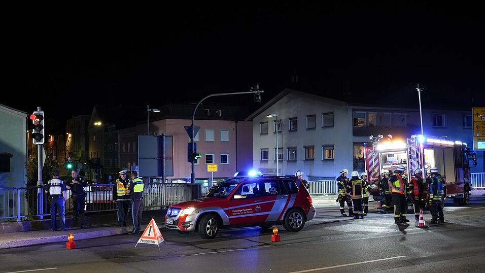 Polizei und Feuerwehr sicherten im Juli 2024 das Areal des Festes 'Donau in Flammen', nachdem ein Autofahrer acht Menschen bei seiner Flucht vor der Polizei verletzt haben soll. (Archivbild)