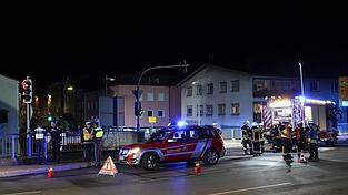 Polizei und Feuerwehr sicherten im Juli 2024 das Areal des Festes 'Donau in Flammen', nachdem ein Autofahrer acht Menschen bei seiner Flucht vor der Polizei verletzt haben soll. (Archivbild)
