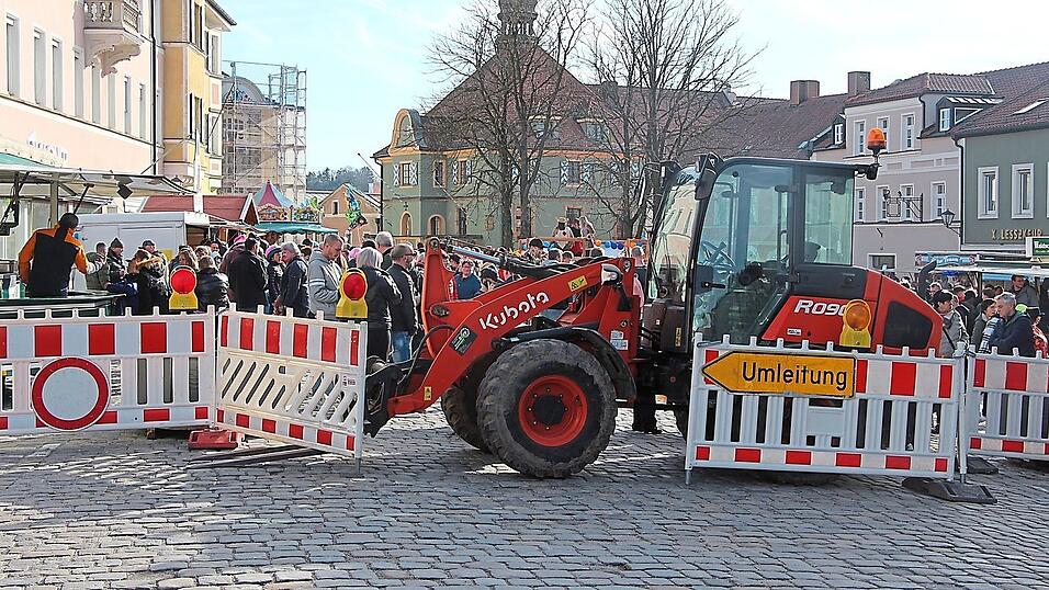 Der Radlader des Bauhofs und die Blumenkisten vom Stadtplatz dienten als Barriere gegen mögliche Anschläge mit Fahrzeugen.