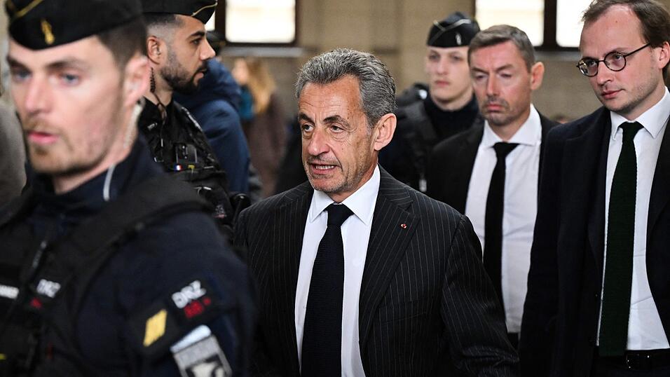Dem ehemaligen französischen Präsidenten Nicolas Sarkozy (M.) wird vorgeworfen, bis zu 50 Millionen Euro von dem damaligen libyschen Diktator Muammar al-Gaddafi entgegengenommen zu haben.