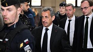 Dem ehemaligen französischen Präsidenten Nicolas Sarkozy (M.) wird vorgeworfen, bis zu 50 Millionen Euro von dem damaligen libyschen Diktator Muammar al-Gaddafi entgegengenommen zu haben.