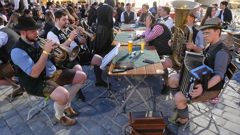 Partykl&auml;nge und z&uuml;nftige Kapellen, f&uuml;r jeden Nachtschw&auml;rmer in Tracht war etwas dabei.