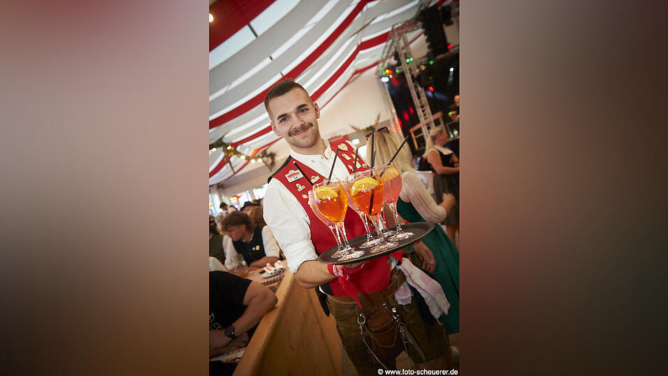 Die Partybilder vom Sonntag, 9. August, aus dem Festzelt Lechner. Die Partybilder vom Sonntag, 9. August, aus dem Festzelt Lechner.