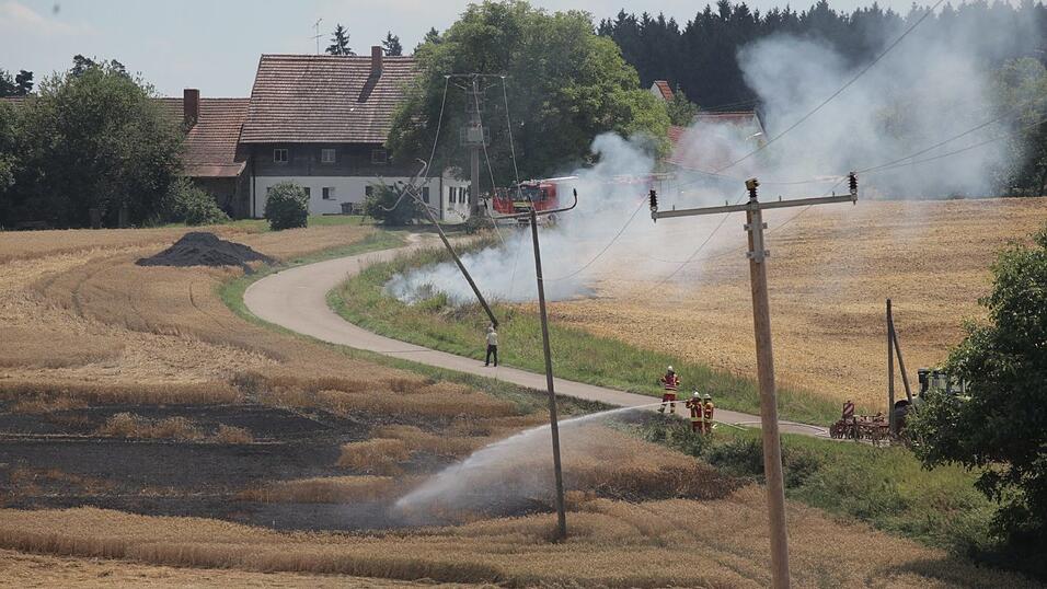 Auf diesem Feld fuhr am Dienstagmittag ein Landwirt mit seinem Traktor gegen einen Strommasten. Dadurch kam es zu einem Feldbrand und einem Stromausfall. Auf diesem Feld fuhr am Dienstagmittag ein Landwirt mit seinem Traktor gegen einen Strommasten. Dadurch kam es zu einem Feldbrand und einem Stromausfall.