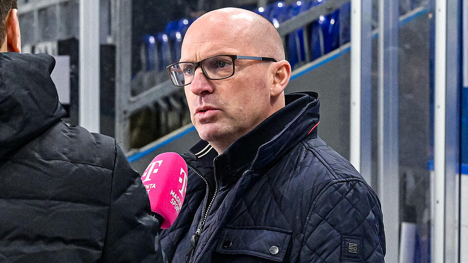 Redebedarf: Eigentlich hätte an dieser Stelle ein ausführliches Interview mit Jason Dunham über die zurückliegende Saison stehen sollen. Aber der Sportliche Leiter der Straubing Tigers redet nur mit ausgewählten Medienvertretern – wie hier dem DEL-Partner Magenta Sport. Foto: Stefan Ritzinger Redebedarf: Eigentlich hätte an dieser Stelle ein ausführliches Interview mit Jason Dunham über die zurückliegende Saison stehen sollen. Aber der Sportliche Leiter der Straubing Tigers redet nur mit ausgewählten Medienvertretern – wie hier dem DEL-Partner Magenta Sport. Foto: Stefan Ritzinger