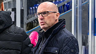 Redebedarf: Eigentlich hätte an dieser Stelle ein ausführliches Interview mit Jason Dunham über die zurückliegende Saison stehen sollen. Aber der Sportliche Leiter der Straubing Tigers redet nur mit ausgewählten Medienvertretern – wie hier dem DEL-Partner Magenta Sport. Foto: Stefan Ritzinger Redebedarf: Eigentlich hätte an dieser Stelle ein ausführliches Interview mit Jason Dunham über die zurückliegende Saison stehen sollen. Aber der Sportliche Leiter der Straubing Tigers redet nur mit ausgewählten Medienvertretern – wie hier dem DEL-Partner Magenta Sport. Foto: Stefan Ritzinger