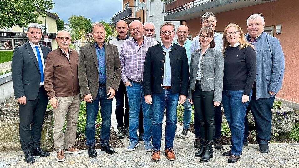 Die neu gew&auml;hlte F&uuml;hrung des CSU-Ortsverbandes Furth im Wald. In der Mitte (Sechster von rechts) der neue Vorsitzende Andreas Roder.