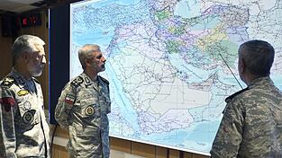 Der Oberbefehlshaber der iranischen Armee, General Amir Hatami (Mitte), berät sich mit hochrangigen Armeeangehörigen.
