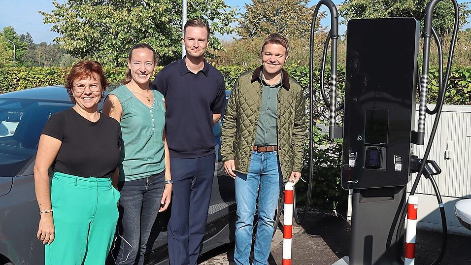 Direkt gegen&uuml;ber vom Schwimmbadeingang k&ouml;nnen nun auch E-Autos aufgeladen werden. Es gibt zwei Schnellladepl&auml;tze. Dar&uuml;ber freuen sich (von links) Sabine Wiesheu (Stra&szlig;enverkehrsbeh&ouml;rde), Melanie Falkenstein (Klimaschutzmanagerin), Lukas Grebener (Wirelane) und B&uuml;rgermeister Max Mader.