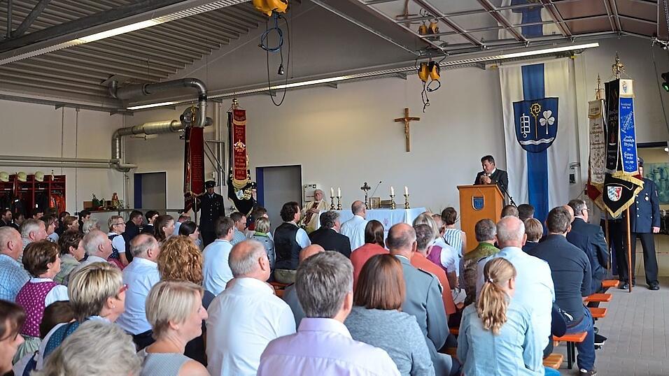 Voll besetzt war das Feuerwehrhaus beim Festgottesdienst und bei den anschließenden Ansprachen der Festgäste. Voll besetzt war das Feuerwehrhaus beim Festgottesdienst und bei den anschließenden Ansprachen der Festgäste.