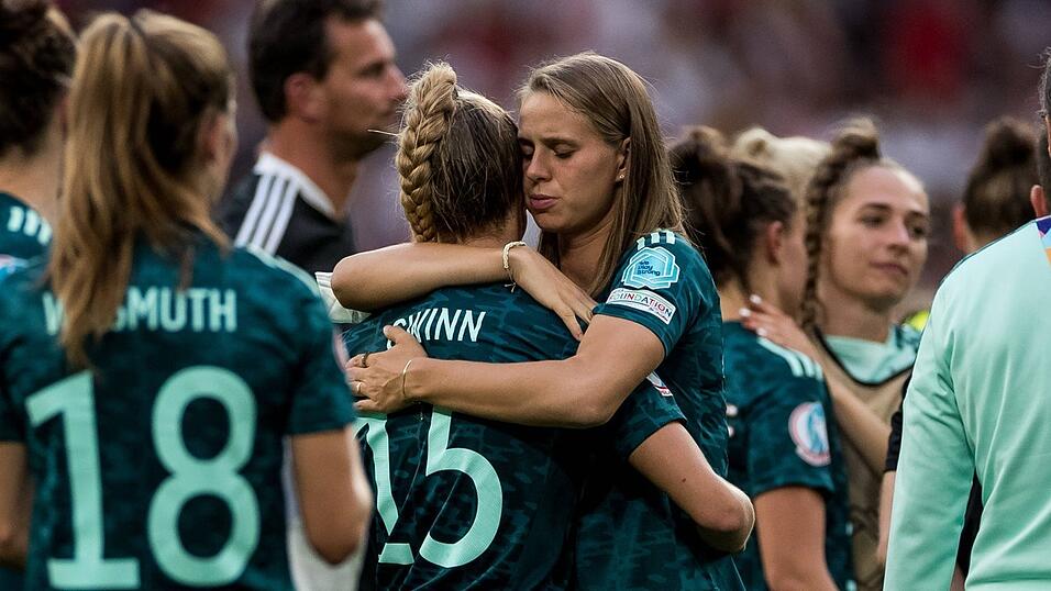 Das muss man erstmal verarbeiten: Die deutschen Fußball-Frauen spielen ein tolles EM-Turnier in England, kassieren im Finale aber eine bittere Niederlage. Klara Bühl (r.) und Giulia Gwinn trösten sich gegenseitig. Das muss man erstmal verarbeiten: Die deutschen Fußball-Frauen spielen ein tolles EM-Turnier in England, kassieren im Finale aber eine bittere Niederlage. Klara Bühl (r.) und Giulia Gwinn trösten sich gegenseitig.