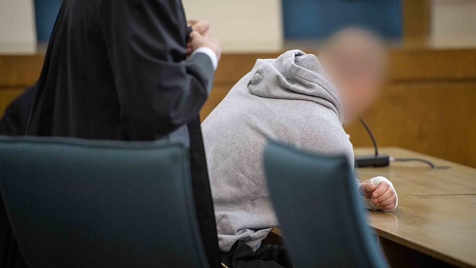 Dominik R. hatte beim Prozess in Passau gestanden, seine frühere Freundin erstochen zu haben. Dominik R. hatte beim Prozess in Passau gestanden, seine frühere Freundin erstochen zu haben.
