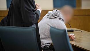 Dominik R. hatte beim Prozess in Passau gestanden, seine frühere Freundin erstochen zu haben. Dominik R. hatte beim Prozess in Passau gestanden, seine frühere Freundin erstochen zu haben.