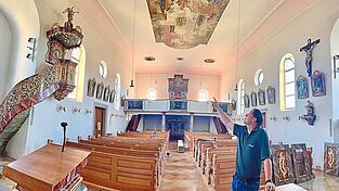 Kirchenpfleger Thomas Bauer zeigt auf die Risse in den Wänden. Er ist gerade dabei, die St.-Ägidius-Kirche für die Sanierung zu räumen. Kirchenpfleger Thomas Bauer zeigt auf die Risse in den Wänden. Er ist gerade dabei, die St.-Ägidius-Kirche für die Sanierung zu räumen.