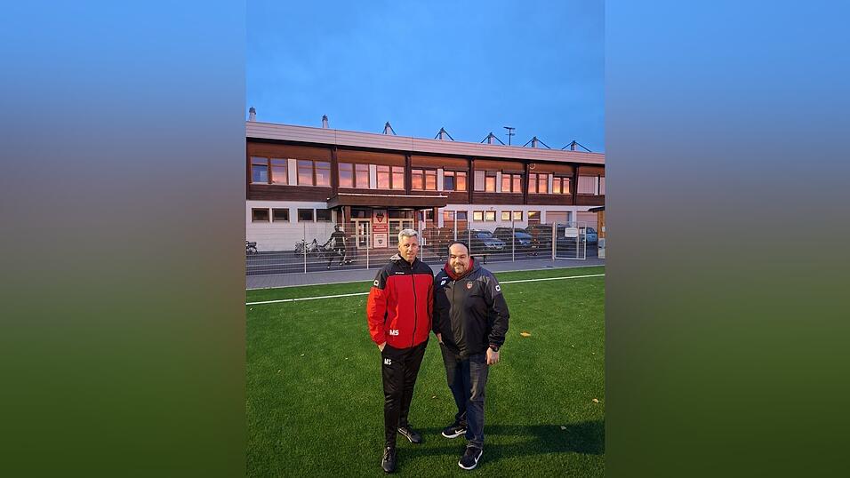 Jugendtrainer Mario Schwaiger (links) und Jugendleiter Daniel Porwol vom FSV VfB würden sich über Verstärkung sehr freuen. Jugendtrainer Mario Schwaiger (links) und Jugendleiter Daniel Porwol vom FSV VfB würden sich über Verstärkung sehr freuen.