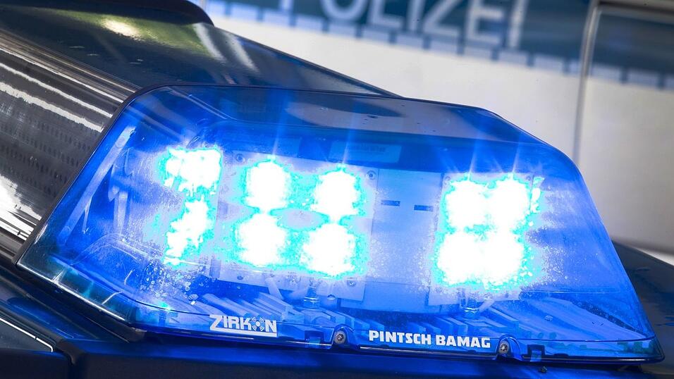 Die Polizei sucht nach der Autofahrerin. (Symbolbild)