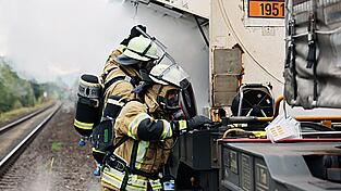 Unter Atemschutz versuchten Feuerwehrleute, den Gasaustritt am Waggon zu stoppen. Unter Atemschutz versuchten Feuerwehrleute, den Gasaustritt am Waggon zu stoppen.