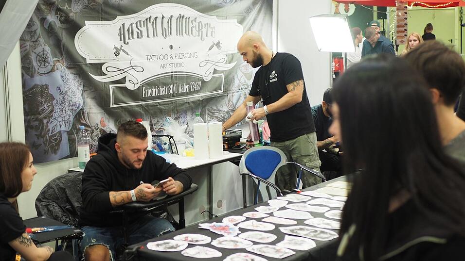 Rund 40 Aussteller und etwa 90 Tattoo-Künstler sind auf der Tattoo Convention in Straubing vertreten. Rund 40 Aussteller und etwa 90 Tattoo-Künstler sind auf der Tattoo Convention in Straubing vertreten.