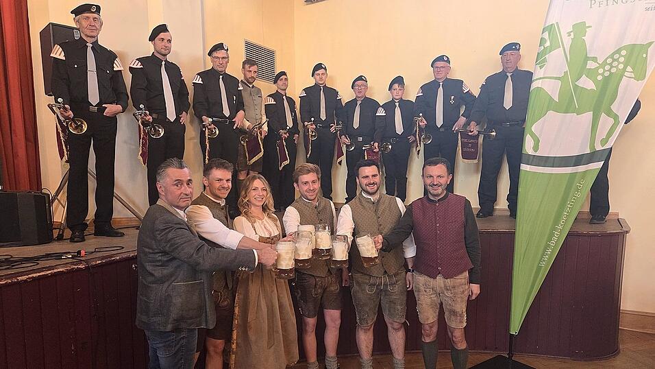 O&acute;zapft is! B&uuml;rgermeister, Festwirt und Pfingstbrautpaar sto&szlig;en auf ein sch&ouml;nes Pfingstfest 2025 an.