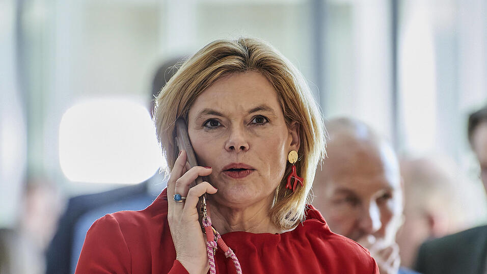 In ihren ersten Wochen als Bundestagspr&auml;sidentin eckt Julia Kl&ouml;ckner gleich mehrfach an.