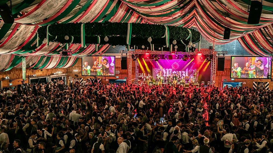 Echte Blasmusikfans lie&szlig;en sich auch den zweiten Auftritt in Folge am Dienstagabend nicht entgehen.