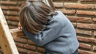 Kinder können von einem Moment auf den anderen in plötzliche Trauer ausbrechen. Kinder können von einem Moment auf den anderen in plötzliche Trauer ausbrechen.
