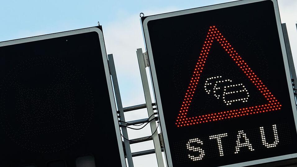 Sperrungen f&uuml;hrten zu teils kilometerlangen Staus. (Symboldbild)