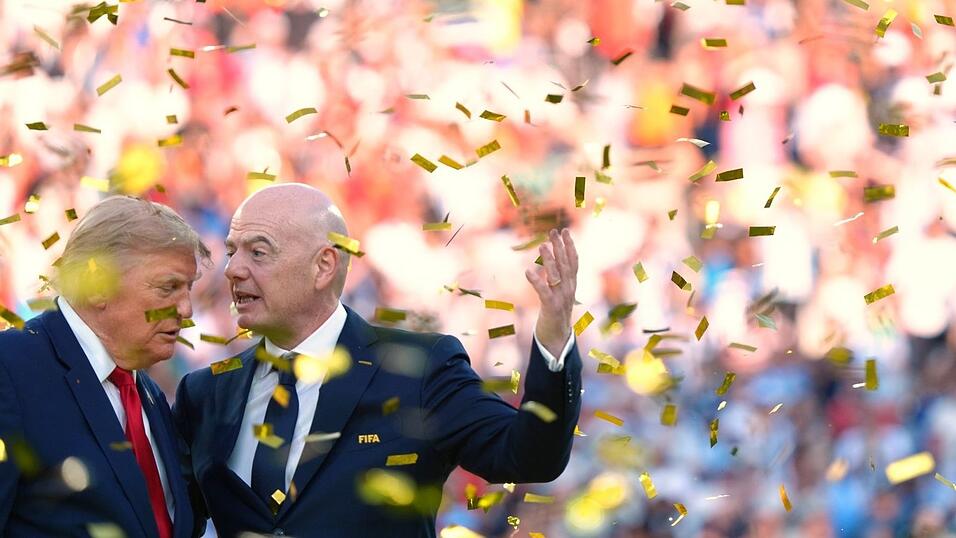 Gianni Infantino (r) wehrt sich gegen Kritik an der Fußball-WM. (Archivbild) Gianni Infantino (r) wehrt sich gegen Kritik an der Fußball-WM. (Archivbild)