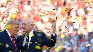 Gianni Infantino (r) wehrt sich gegen Kritik an der Fu&szlig;ball-WM. (Archivbild)