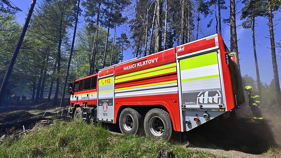 Ein tschechisches Feuerwehrauto bei der Waldbrandbekämpfung. (Archivfoto) Ein tschechisches Feuerwehrauto bei der Waldbrandbekämpfung. (Archivfoto)