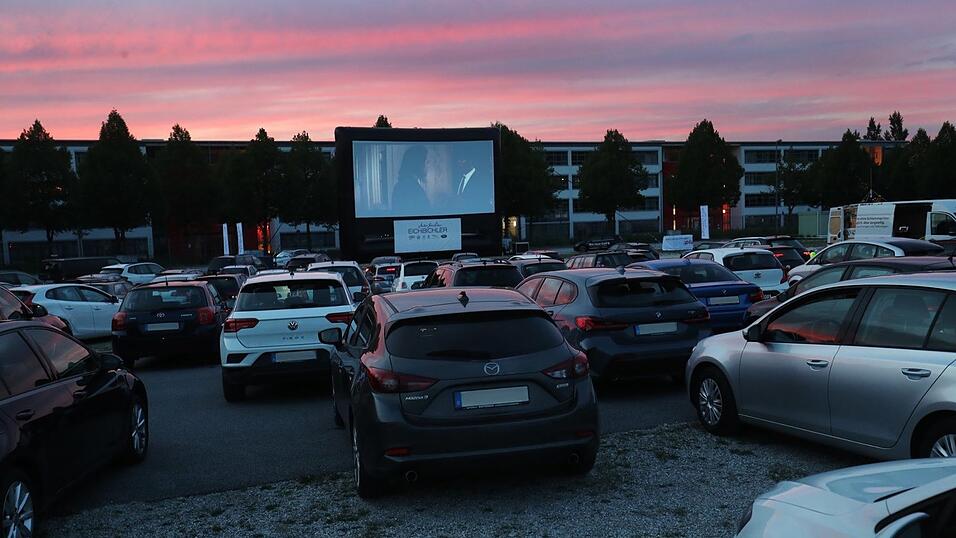 Im Autokino Bayern kann man sich entspannt zurücklehnen und dem Alltag entfliehen Im Autokino Bayern kann man sich entspannt zurücklehnen und dem Alltag entfliehen