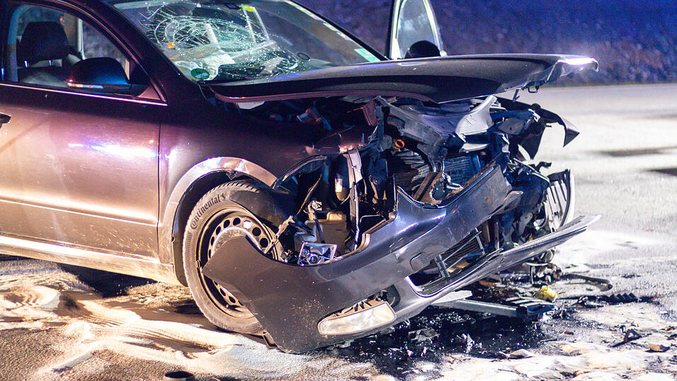 Die beiden Autos krachten mitten auf einer Kreuzung ineinander. Die beiden Autos krachten mitten auf einer Kreuzung ineinander.