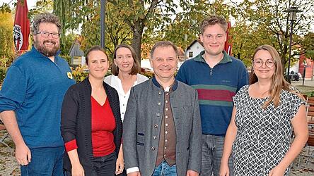 Grünen-Kreisvorsitzender Dr. Maximilian Breu (l.), Grünen-Landratskandidat Stephan Griebel (4.v.l.) mit einigen Kandidaten der Grünen-Liste zur Gemeinderatswahl Langenbach (v.l.): Susanna List (Platz 3), Annika Simon (Platz 4), Niklas Welser (Platz 2) und Verena Juranowitsch (Platz 1).