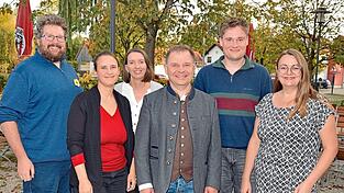 Grünen-Kreisvorsitzender Dr. Maximilian Breu (l.), Grünen-Landratskandidat Stephan Griebel (4.v.l.) mit einigen Kandidaten der Grünen-Liste zur Gemeinderatswahl Langenbach (v.l.): Susanna List (Platz 3), Annika Simon (Platz 4), Niklas Welser (Platz 2) und Verena Juranowitsch (Platz 1).