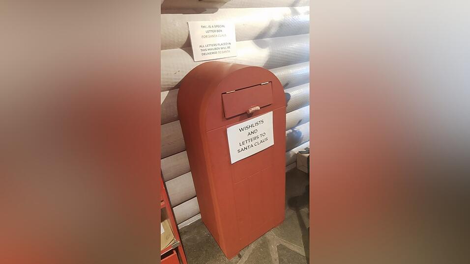 Ein Briefkasten f&uuml;r Briefe an den Weihnachtsmann im Hauptpostamt.