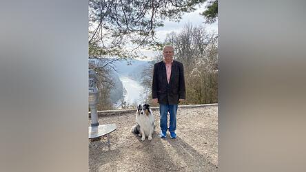 Peter-Michael Schmalz, hier mit Skippy an seiner Seite, setzt sich seit Jahrzehnten für den Klimaschutz und die Energiewende ein. Peter-Michael Schmalz, hier mit Skippy an seiner Seite, setzt sich seit Jahrzehnten für den Klimaschutz und die Energiewende ein.