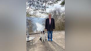 Peter-Michael Schmalz, hier mit Skippy an seiner Seite, setzt sich seit Jahrzehnten f&uuml;r den Klimaschutz und die Energiewende ein.