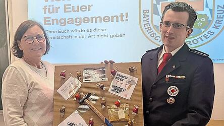 Ulrike Hase &uuml;berreichte Lorenzo Schr&ouml;er im Namen der Bereitschaft ein symbolisches Dankesch&ouml;n.