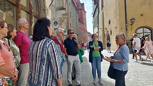 Andrea Gallersdörfer (rechts) mit einer Gruppe vor dem Alten Rathaus. Die Gästeführerin zeigt regelmäßig Gästen die Altstadt.
