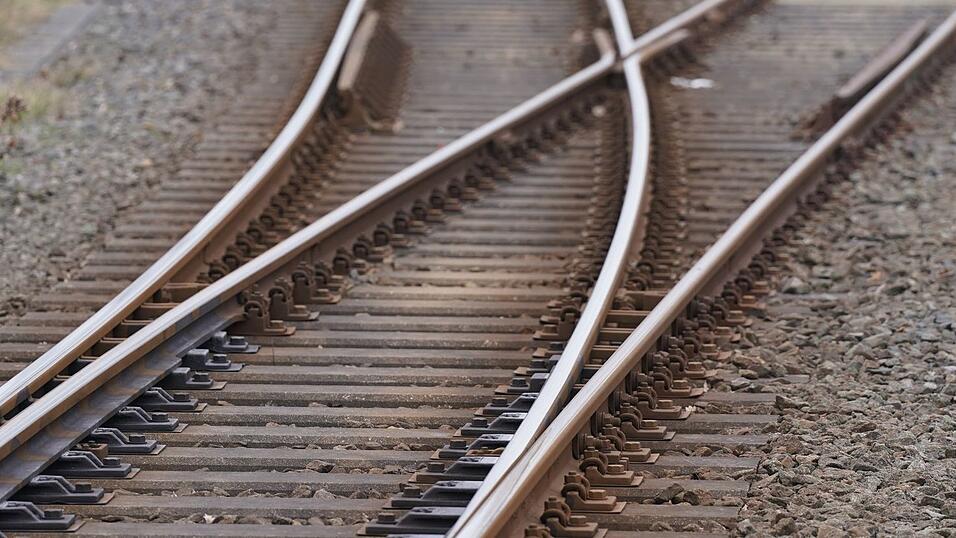 Im Fernverkehr werden wegen des Brandes Züge umgeleitet. (Symbolbild) Im Fernverkehr werden wegen des Brandes Züge umgeleitet. (Symbolbild)