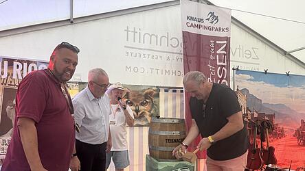 Anzapfen: Christaan van Heumen (v.l.) , B&uuml;rgermeister Hans Greil, DJ Rico Zehe und Markus Gr&uuml;sser (Kalea/Brauerei Ettl)