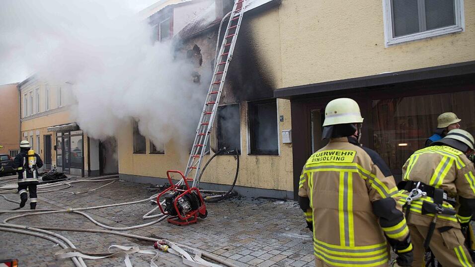 Inmitten dieses brennenden Hauses in der Griesgasse in Dingolfing entdeckte die Feuerwehr die Leiche.
