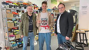 Samuel Burgfeld mit Stadtrat Oliver Schulz und Bürgermeister Martin Stoiber in seinem Laden an der Schuegrafstraße.