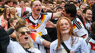 Öffentlich jubeln, wenn Deutschland ein Tor bei der WM schießt, macht einfach mehr Spaß. Deshalb gibt es für die späte Übertragung Ausnahmegenehmigungen. Öffentlich jubeln, wenn Deutschland ein Tor bei der WM schießt, macht einfach mehr Spaß. Deshalb gibt es für die späte Übertragung Ausnahmegenehmigungen.