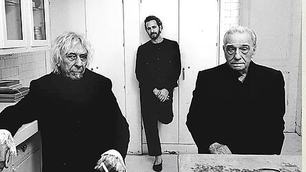 Musiker John Cale (links) , Mode-Designer Marc Jacobs (Mitte) und Regisseur Martin Scorsese (rechts) auf dem Album-Cover. Musiker John Cale (links) , Mode-Designer Marc Jacobs (Mitte) und Regisseur Martin Scorsese (rechts) auf dem Album-Cover.