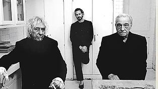 Musiker John Cale (links) , Mode-Designer Marc Jacobs (Mitte) und Regisseur Martin Scorsese (rechts) auf dem Album-Cover. Musiker John Cale (links) , Mode-Designer Marc Jacobs (Mitte) und Regisseur Martin Scorsese (rechts) auf dem Album-Cover.