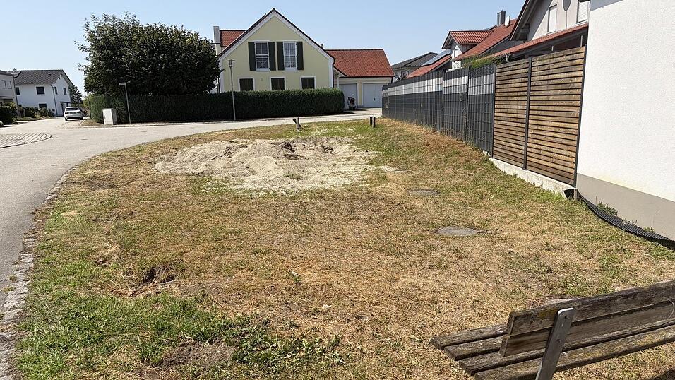 Wo bis vor Kurzem Spielger&auml;te standen, erinnert aktuell nichts mehr an den Spielplatz am Lerchenweg.