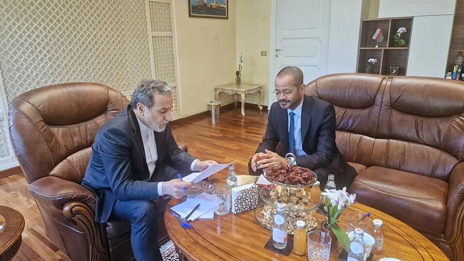 Wollten sich ursprünglich im Oman treffen: Irans Außenminister Abbas Araghtschi (l) und sein omanischer Amtskollege Badr al-Busaidi. (Archivbild) Wollten sich ursprünglich im Oman treffen: Irans Außenminister Abbas Araghtschi (l) und sein omanischer Amtskollege Badr al-Busaidi. (Archivbild)