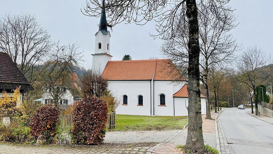 In Schweinbach verläuft die Bistumsgrenze zwischen München und Freising und Regensburg. Damit gehört die spätbarocke Kirche St. Michael eigentlich zum Territorium des Bistums Regensburg und der Pfarrei Auloh. Entsprechend der kommunalen Zugehörigkeit zur Stadt Landshut ist St. Michael aber Filialkirche der Pfarrei St. Peter und Paul. 